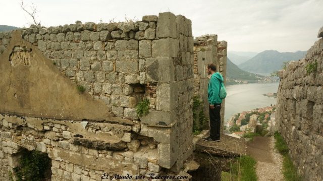 kotor montenegro bahia balcanes muralla ciudad vieja viajar